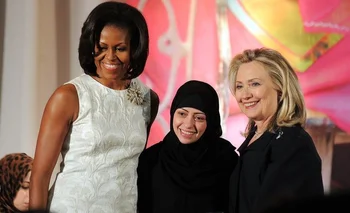 Samar Badawi, que aparece en la foto junto a Michelle Obama y Hillary Clinton, es una activista por la igualdad de las mujeres.