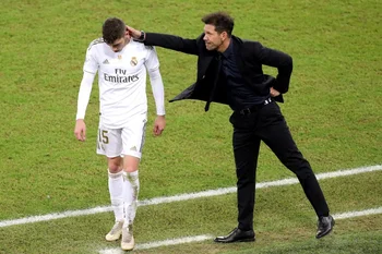 Simeone consolando a Federico Valverde en la final de la Supercopa de España en enero de 2020