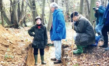 Patricia Wiltshire asesorando a arqueólogos a principios de los 1990.