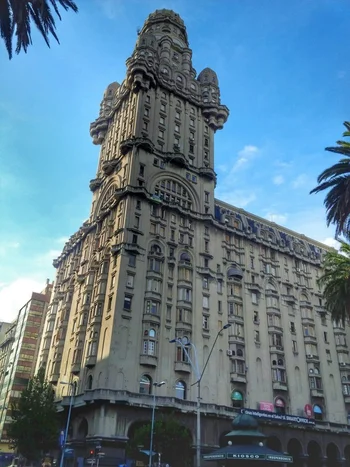 Palacio Salvo, una de las atracciones del Centro de Montevideo