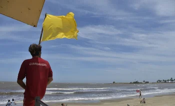 Un guardavida observa una playa de Montevideo