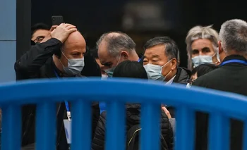 Expertos de OMS que investigan el origen de la pandemia de coronavirus ingresan a mercado de Wuhan