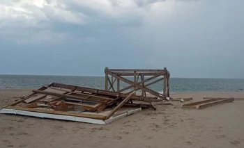 Casetas de guardavidas tiradas por el viento en Punta del Este durante una tormenta