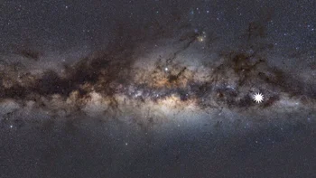 La imagen muestra la Vía Láctea vista desde la Tierra; el ícono muestra la posición del misterioso objeto descubierto por un estudiante australiano