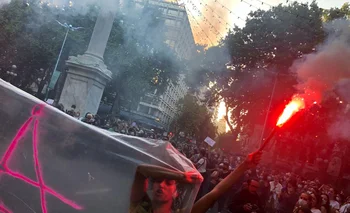 Una movilización organizada por mujeres y disidencias feministas autoconvocadas a nivel nacional recorrió 18 de Julio, desde Plaza Independencia hasta Plaza Cagancha