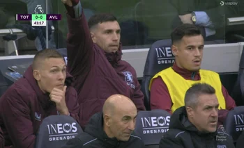 Emiliano "Dibu" Martínez en el banco de Aston Villa 
