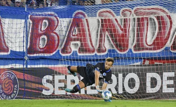 Leonardo Burián atajando un penal ante Nacional
