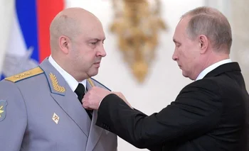  Putin en 2017 con Sergei Surovikin (izq.).