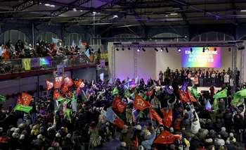 Manifestantes ondean banderas durante el encuentro de la Nueva Unión Popular Ecológica y Social (Nupes, en francés), coalición de izquierda, en contra de la reforma que impulsa Macron
