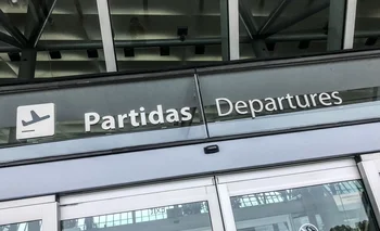 Aerolíneas Argentinas tendrá tres vuelos semanales que conectarán Carrasco con Ezeiza.