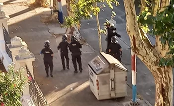 La Policía tuvo incidentes con hinchas de Nacional frente a la sede tricolor antes del clásico