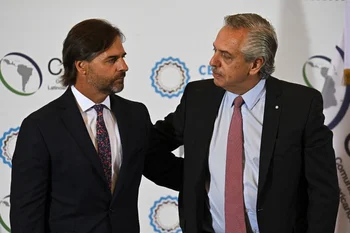 Luis Lacalle Pou y Alberto Fernández en la cumbre de la Celac en Buenos Aires. 