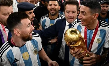 Lionel Messi y Ángel Di María celebran el título mundial con la Copa de la FIFA