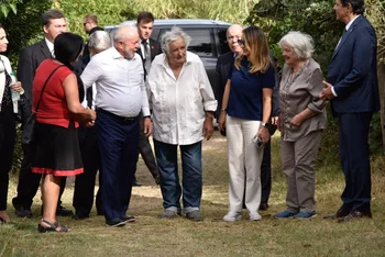 Lula llegando a la chacra de Mujica