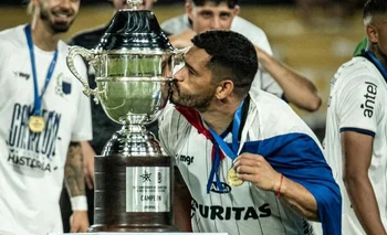 Miguel Samudio celebra el título del Campeonato Uruguayo con Liverpool