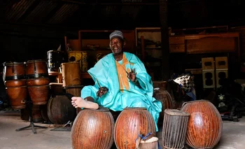 Oumarou Adamou, conocido como Maidouma, artista del instrumento de percusión douma se entusiasma y dice “alguien escuchará el mensaje y responderá”.