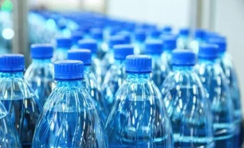 Gran parte de los nanoplásticos parece provenir de las botellas y los filtros de membrana de ósmosis usados para evitar la entrada de otros contaminantes. 