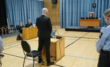 Totalmente rapado y con traje negro, el criminal neonazi Breivik, que toma antidepresivos, estalló en llanto en el medio de su declaración.