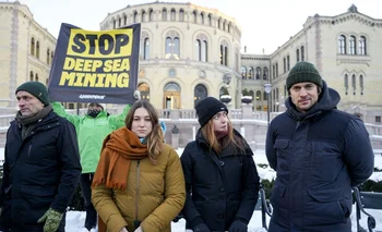 El legislador noruego Aril Hermstad (izq.) acompaña a un grupo de activistas climáticos en la protesta frente al Parlamento. 
