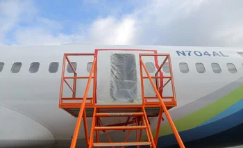 En la imagen se aprecia el hueco que dejó de la puerta que se abrió en vuelo en un Boeing 737 MAX operado por Alaska Airlines.