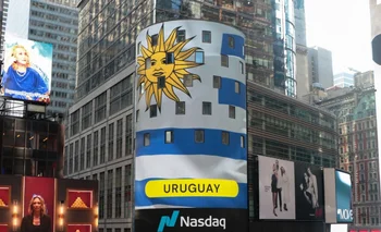 Bandera de Uruguay en la pantalla gigante de Nasdaq en Times Square