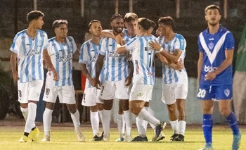 Lucas Rodríguez celebra su gol para Cerro ante Vélez Sarsfield por la Serie Río de la Plata 