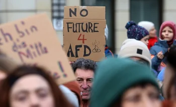 Uno de los manifestantes levanta un cartel donde se lee “No hay futuro para AfD”, el partido de extrema derecha que planea expulsar extranjeros. 