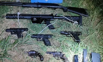 Armas incautadas al grupo que tuvo un enfrentamiento a tiros con la Policía