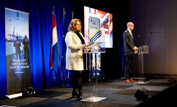 La secretaria de Aduanas de Países Bajos, Aukie de Vries y el ministro de Finanzas de Bélgica, Vincent van Peteghem, en una conferencia conjunta sobre el decomiso de drogas en el puerto de Vlissingen durante 2023.