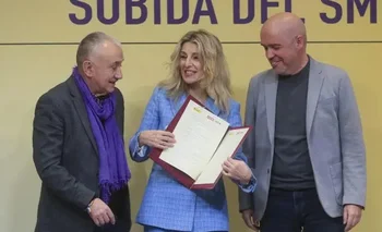 Yolanda Díaz, Pepe Álvarez (UGT) y Unai Sordo (CCOO) firman el acuerdo para subir el salario mínimo un 5% en 2024