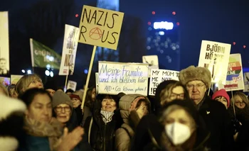 Manifestantes en distintas ciudades de Alemania rechazaron las reuniones que la formación ultraderechista AfD mantuvo con grupos neonazis.
