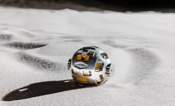 Esta foto muestra el robot transformable de superficie lunar "SORA-Q" (verificación de operación). modelo) instalado en el módulo lunar de la empresa privada para la misión Smart Lander for Investigating Moon (SLIM), en un lugar no revelado.