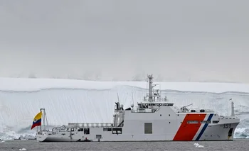 El buque ARC Simón Bolívar de la Armada colombiana toma muestras acuáticas en la Antártida.