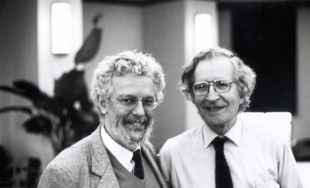 Enrique Dussel (izquierda de la foto, con Noam Chomsky) analiza las relaciones internacionales en una entrevista póstuma. 