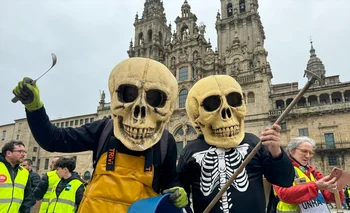 Manifestantes durante una protesta contra la gestión por el vertido de los pellets, a 21 de enero de 2024, en Santiago de Compostela.
