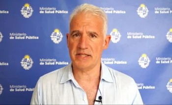 Gabriel Peluffo, cantante de Buitres y director de Inmunizaciones del MSP, en el video publicado por la cartera
