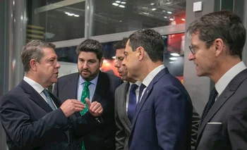 Emiliano García-Page en Fitur, junto a Juanma Moreno, Fernando López-Miras y Carlos Mazon.