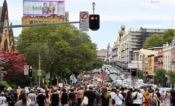 A pesar de un calor de 38 ºC, los manifestantes en Sídney salieron a la calle ondeando las banderas aborígenes.