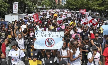 En Nairobi, la capital de Kenia, mujeres y hombres marcharon por las calles del centro.