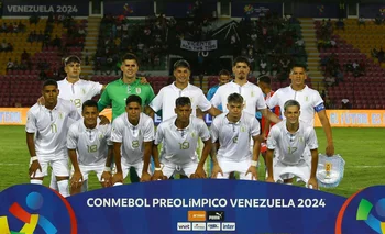 El equipo de Uruguay que jugó su segundo partido en el preolímpico frente a Chile, vistió todo de blanco