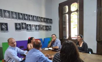 El precandidato Yamandú Orsi en reunión con el sindicato de PedidosYa