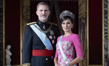 Felipe VI y Letizia, en un retrato oficial en el Palacio Rea