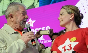 Presidente Lula Da Silva junto a la titular del PT, Gleisi Hoffman