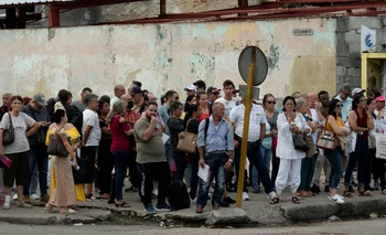 Cola frente a la embajada de España en La Habana luego de que Madrid sancionara la “ley de nietos” para obtener la ciudadanía.