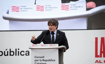 El expresidente de la Generalitat de Cataluña Carles Puigdemont interviene en el acto del Consell de la República en Perpiñán (Francia) a 29 de febrero de 2020