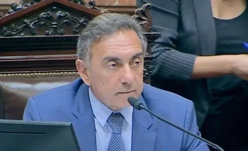 El secretario parlamentario Tomás Figueroa dio lectura a las modificaciones acordadas