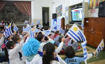 Escolares miran un partido de la selección uruguaya en la escuela Nª 45 (foto archivo)