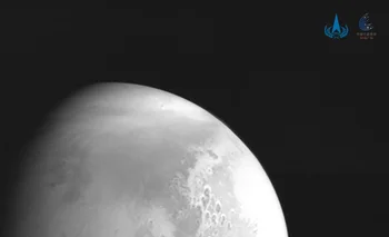 Esta fotografía distribuida publicada el 5 de febrero de 2021 por la Administración Nacional del Espacio de China (CNSA) muestra una imagen de Marte capturada por la sonda china Tianwen-1. Se ve la superficie de todo el planeta desde un lugar próximo al planeta.