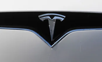 Tesla no recomienda manejar los vehículos sin tener las manos al volante