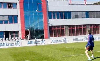 Lewandowski patea y Oliver Khan espera la pelota en las alturas del lugar de entrenamiento de Bayern Múnich